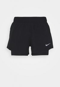Pantalones cortos deportivos negros con cintura elástica, presentan una capa exterior de corte holgado y pantalones cortos de compresión internos. Logo de Nike en plata.
