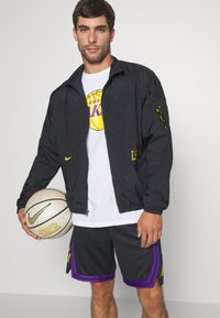 Nike Performance NBA LOS ANGELES LAKERS CITY EDITION SHORT - Športové šortky - black/amarillo