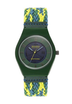 Groen Skagen-zonne-energiehorloge met blauw en geel gevlochten bandje, ronde wijzerplaat en minimalistische cijferaanduidingen.