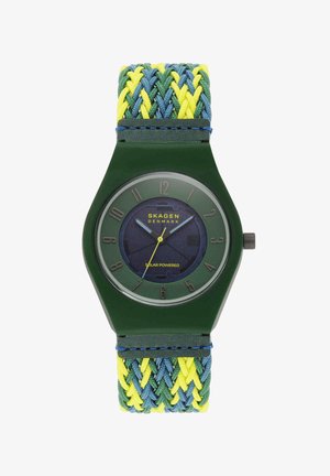 Montre Skagen verte à énergie solaire avec bracelet tressé bleu et jaune, cadran rond et index numériques minimalistes.