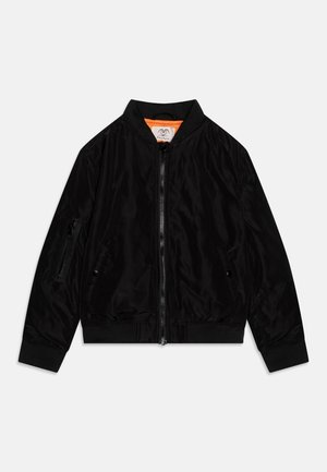 Cazadora bomber negra con cremallera frontal, dos bolsillos con botones de presión, bolsillo con cremallera en la manga, cuello acanalado, puños y forro interior naranja.