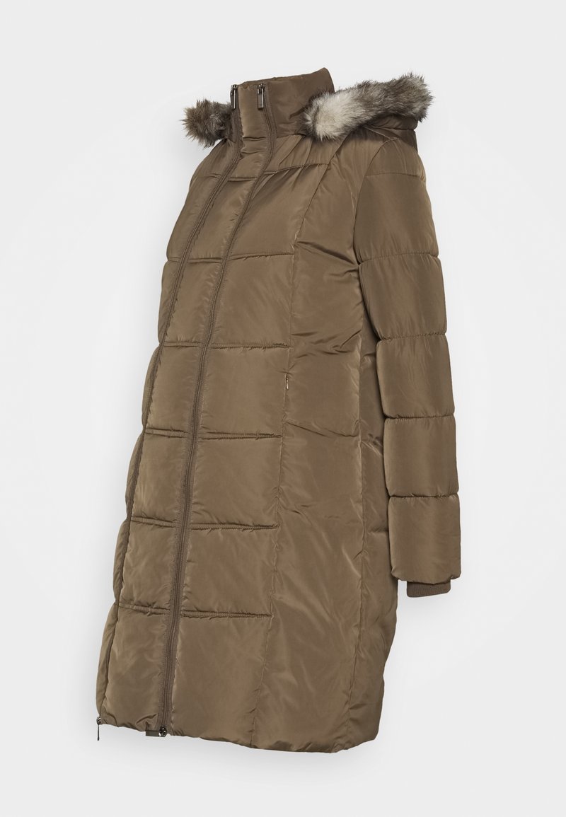 Manteau matelassé marron avec capuche bordée de fourrure, présentant des panneaux matelassés, une fermeture éclair devant et des poignets côtelés. Design mi-long avec poches latérales.
