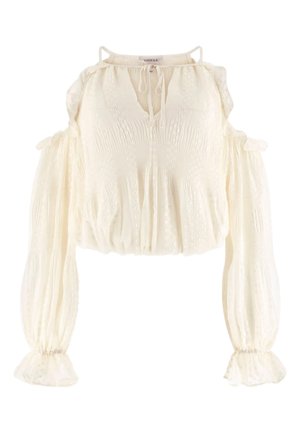 Kremowy długi crop top z odkrytymi ramionami, marszczonym gorsetem, wiązaniem przy dekolcie oraz falbankami na mankietach z haftem dziurkowym.