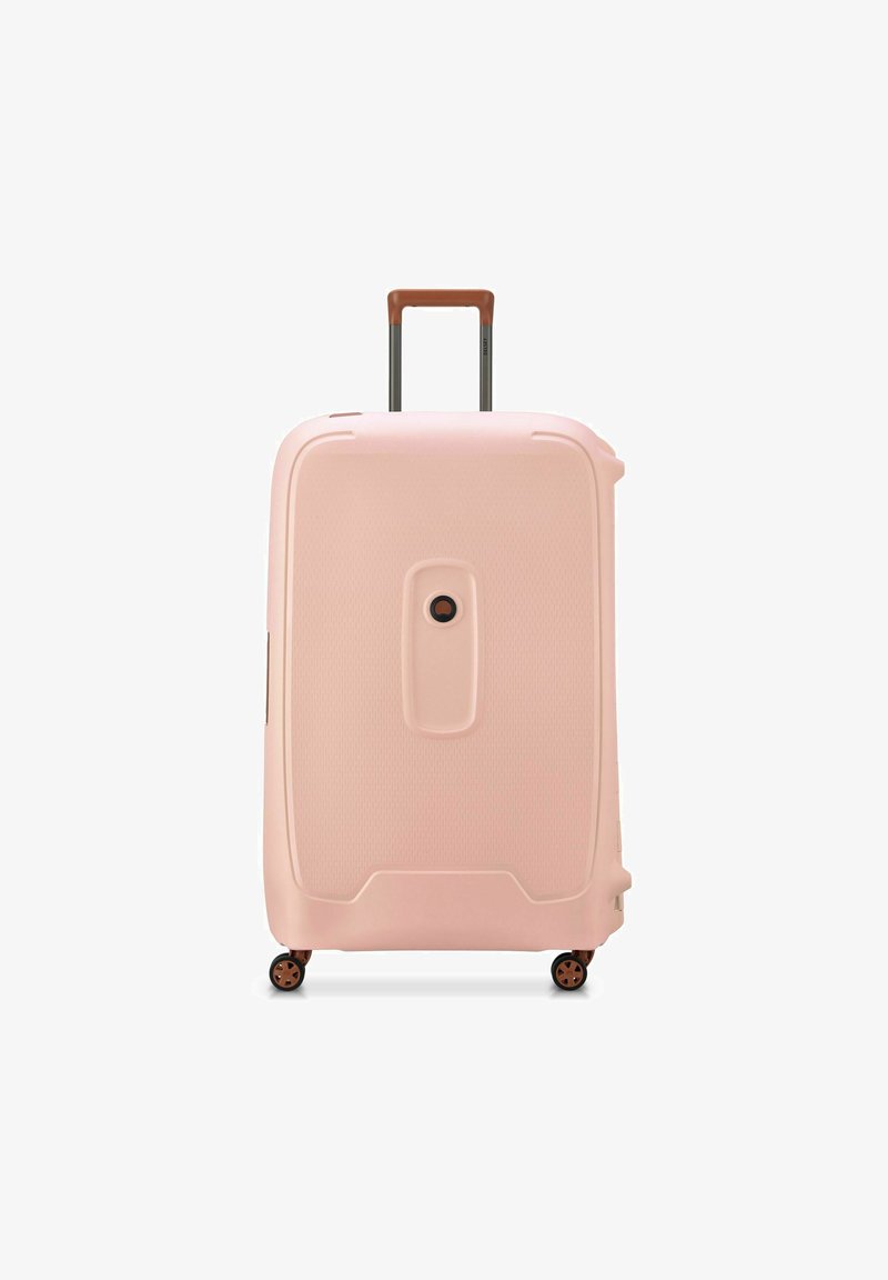Rosa Hartschalenkoffer mit strukturierter Oberfläche, horizontalem Linienmuster, ausziehbarem Griff und vier drehbaren Rollen.
