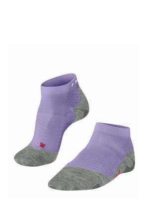 Calzini sportivi viola chiaro con accenti grigi, caratterizzati da un design testurizzato, tallone imbottito e un logo rosso sul lato.
