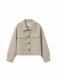 Beige cropped jakke med lange ærmer, to klapbrystlommer og fire mørke knapper ned langs midten foran.