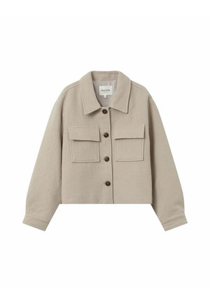 Giacca corta beige con maniche lunghe, due tasche a pattina sul petto e quattro bottoni scuri al centro.