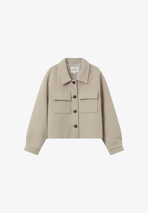 Chaqueta corta beige con mangas largas, dos bolsillos en el pecho con solapa y cuatro botones oscuros en la parte frontal central.