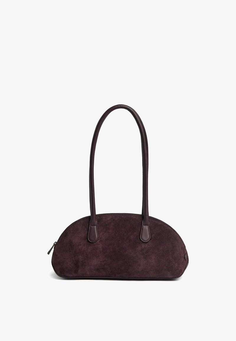Petit sac à main en daim brun foncé avec de longues poignées arrondies et une fermeture éclair le long du bord supérieur.
