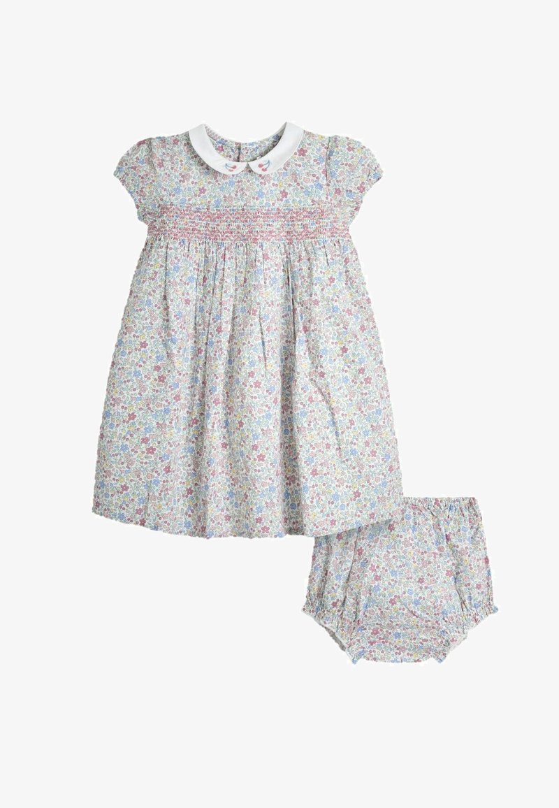 Set de rochie florală cu guler alb, mâneci scurte și bust smockat. Include bloomer-uri asortate cu talie elastică, în culori pastelate.