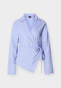 Ανοιχτό μπλε πουκάμισο τύπου wrap με κάθετες λευκές ρίγες, μακριά μανίκια και κλείσιμο με δέσιμο στη μέση. Διαθέτει μυτερό γιακά και ασύμμετρη τελική γραμμή.