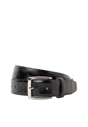 Ceinture en cuir noir à motif crocodile avec boucle rectangulaire argentée, enroulée avec des trous de réglage visibles sur fond blanc.
