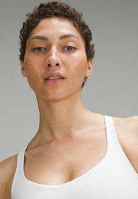 lululemon FREE TO BE WILD - Sujetadores deportivos con sujeción ligera - white