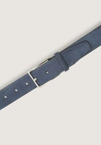 Plavi nubuck remen s brušenom srebrnom kopčom, koji ima glatku teksturu i više rupa za podešavanje.