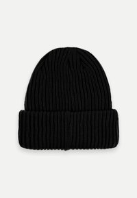 Črna pletena kapa z rebrasto teksturo in zavihanim robom. Mehki material, topel dizajn, primeren za hladno vreme.