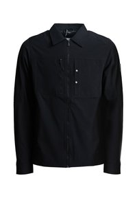 Melns jaciņš ar rāvējslēdzēju un apkakli, divām krūšu kabatām un pogu detaļām. Izgatavots no gludas auduma, ar garām piedurknēm un taisnu griezumu.