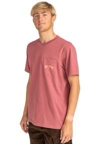 Billabong STACKED ARCH PKT - Camiseta estampada - rdu