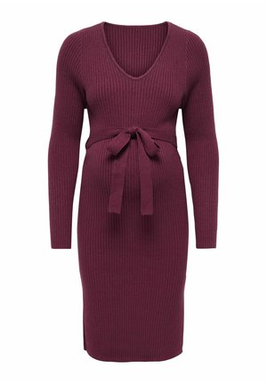 Robe en maille côtelée à manches longues en bordeaux profond avec décolleté en V et ceinture nouée à la taille, silhouette longueur genou.