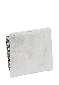 Portafoglio per carte in pelle argentata con una catena decorativa su un lato e bordi lisci. Presenta una forma rettangolare semplice.