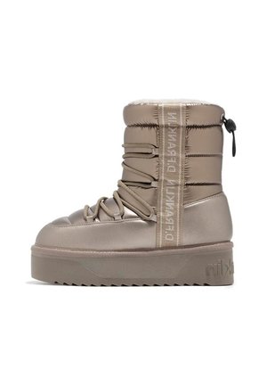 Botte style puffer beige clair avec une semelle épaisse, des détails à lacets et des accents élastiques. Matériau lisse et brillant avec une tige texturée.