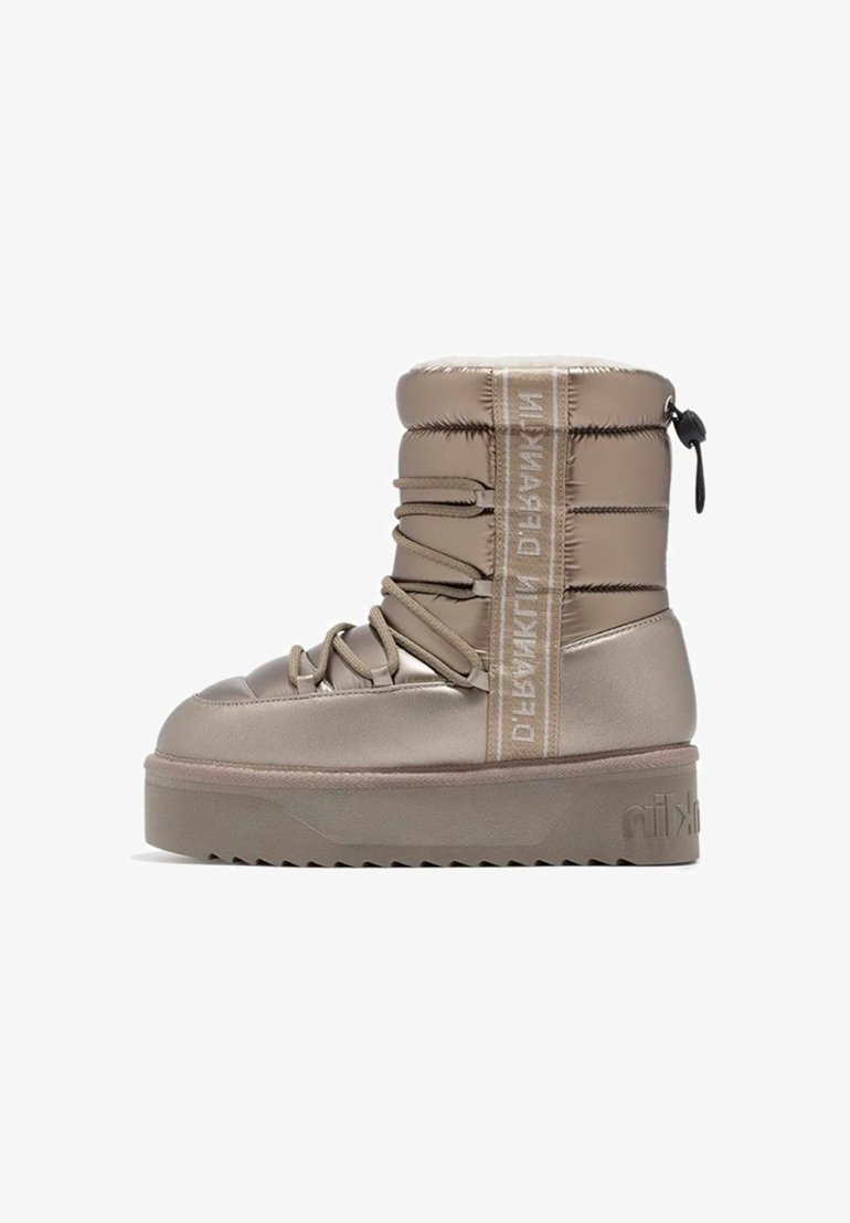 Botín estilo puffer de color beige claro con una suela de plataforma gruesa, detalles de cordones y acentos elásticos. Material liso y brillante con un acabado texturizado en la parte superior.