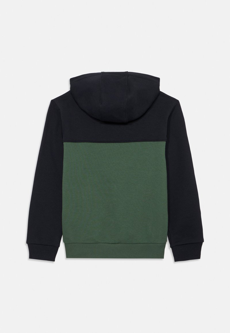Sweat à capuche avec un corps vert foncé et des manches bleu marine. Fabriqué en tissu doux et texturé avec des poignets et un ourlet côtelés.