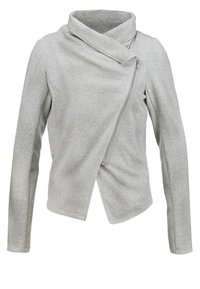 Světlá šedá bunda s asymetrickým designem, vybavená diagonálním zipem a límcem. Vyrobená z texturované látky, vhodná pro každodenní nošení.