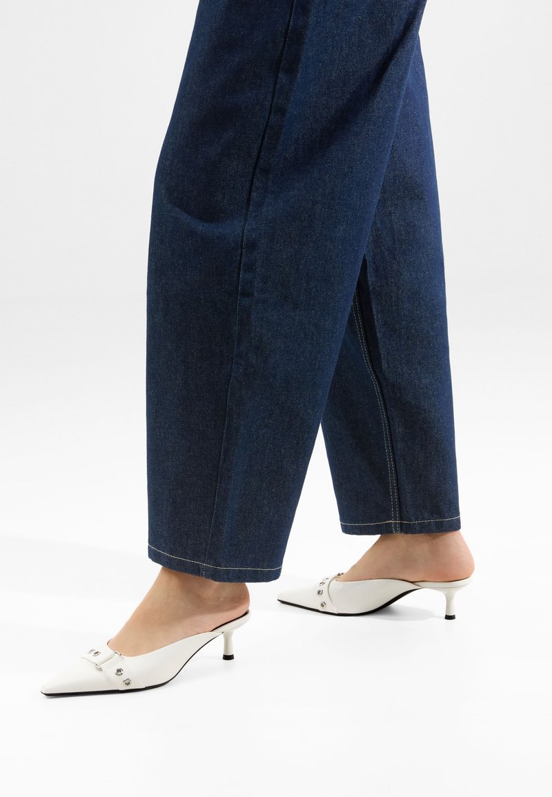 Bershka - HEELED WITH BUCKLE  - Pantolette hoch - white, Vergrößern