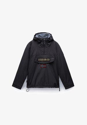 Sort pulloverjakke med hætte, mellemlange ærmer, brystlomme, snoretræk i kanten og norsk flag-patch på brystet.