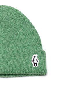Berretto di lana verde a maglia con texture a costine, caratterizzato da una toppa con logo di pinguino bianco sul davanti.