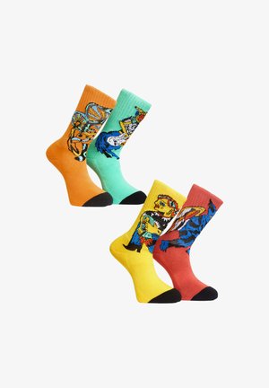 Calzini colorati con arancione e un cartone animato di una tigre, verde menta con un cavaliere, rosso con un personaggio e giallo con un motivo decorativo.