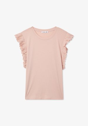 Jasnoróżowa koszulka z krótkim rękawem, ozdobiona koronkowymi falbanami na ramionach i okrągłym dekoltem. Wykonana z miękkiego materiału, o casualowym designie.