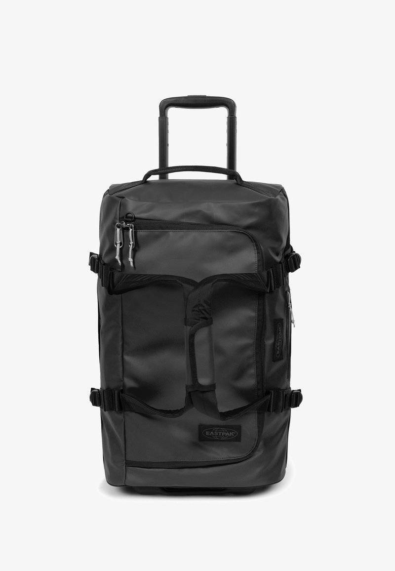 Zwarte duffel bag op wielen gemaakt van duurzaam materiaal, met een telescopische handgreep, voorvak, compressiebanden en merkdetails.