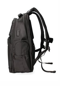 Zwarte rugzak met meerdere met rits afgesloten compartimenten, gevoerde schouderbanden, textuurstof en een zijvak voor extra opslag.