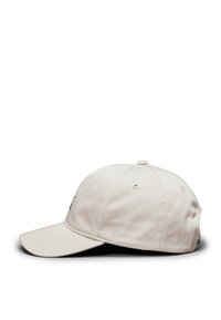 Gorra de algodón beige con visera curvada, ventilaciones laterales y un pequeño logo en la parte delantera. Textura suave, diseño estructurado, estilo clásico.