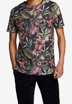Kortærmet sort t-shirt med et farverigt blomstermønster af lyserøde, grønne og gule blomster på et tekstureret stof.