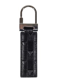 Portachiavi in pelle nera con motivo a spina di pesce testurizzato e moschettone metallico argentato. Forma compatta e rettangolare con bordi lisci.