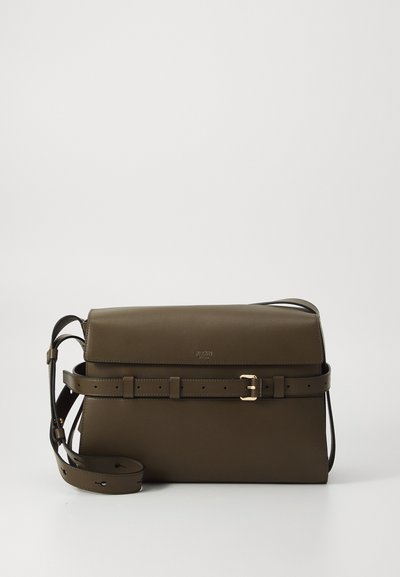Borsa a tracolla in pelle verde oliva con un design strutturato, tracolla regolabile e hardware in tonalità oro. Presenta un dettaglio a fibbia sul davanti.