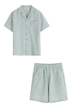 Chemise vert clair texturée à manches courtes avec poche poitrine, associée à un short assorti à taille élastique avec cordon et poches latérales.