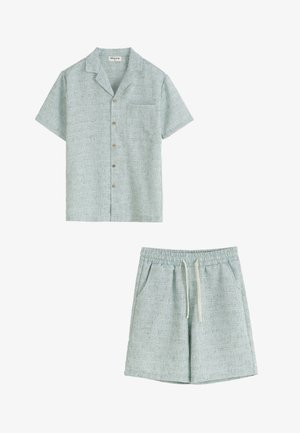 Chemise vert clair texturée à manches courtes avec poche poitrine, associée à un short assorti à taille élastique avec cordon et poches latérales.