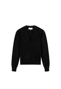 Suéter negro con un escote en V profundo, con un borde rizado alrededor del cuello. Mangas largas y dobladillo acanalado. Textura de punto suave.