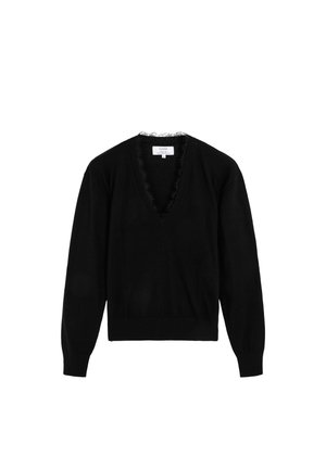Suéter negro con un escote en V profundo, con un borde rizado alrededor del cuello. Mangas largas y dobladillo acanalado. Textura de punto suave.
