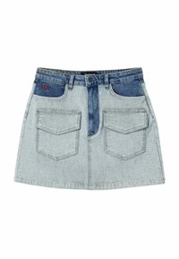 Gonna di jeans con un lavaggio chiaro, dotata di un pannello frontale blu scuro, due tasche posteriori e un piccolo logo rosso sul davanti.