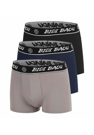 Drei Paar Herren-Boxershorts in Grau, Marineblau und Schwarz mit schwarzen elastischen Bündchen, auf denen "BIDI BADU" in weißer Schrift steht.