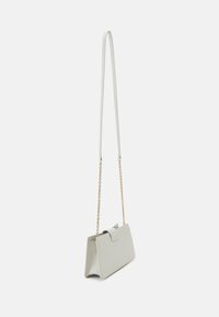 Helle graue Handtasche aus strukturiertem Material, mit einer strukturierten Form, einem oberen Deckel und einem Kettenriemen für das Tragen über die Schulter.