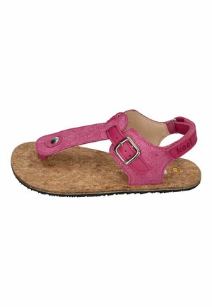 Kindersandale in Pink mit Korkfußbett, verstellbarem Schnallenriemen, Zehensteg und Fersenriemen auf weißem Hintergrund.