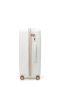 Twarda, biała walizka z różowo-złotym zamkiem i akcentami, czterema kółkami, teksturowaną powierzchnią i bocznym uchwytem.