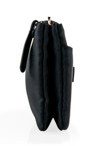 Bolsa negra de doble compartimento con una correa de muñeca y un cierre de metal, en posición vertical contra un fondo blanco.