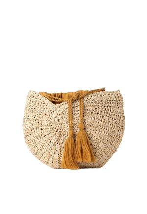 Sac à main rond tissé beige avec doublure en tissu marron et deux pompons marron suspendus à la fermeture à cordon tressé.