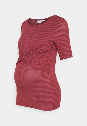 Maternity top i mørkerød, ribbet tekstur, korte ærmer, rund hals, samlet vridningsdetalje ved taljen, tætsiddende design til støtte under graviditeten.